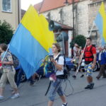 06.08.2017 Wiślica. Pielgrzymi wyruszyli z Wiślicy. / Kamil Włosowicz / Piesza pielgrzymka pod hasłem „Idźcie i głoście. Z Maryją niesiemy światu Chrystusa” wyruszyła z Wiślicy