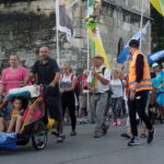 06.08.2017 Wiślica. Pielgrzymi wyruszyli z Wiślicy. / Kamil Włosowicz / Piesza pielgrzymka pod hasłem „Idźcie i głoście. Z Maryją niesiemy światu Chrystusa” wyruszyła z Wiślicy