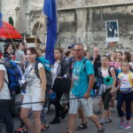 06.08.2017 Wiślica. Pielgrzymi wyruszyli z Wiślicy. / Kamil Włosowicz / Piesza pielgrzymka pod hasłem „Idźcie i głoście. Z Maryją niesiemy światu Chrystusa” wyruszyła z Wiślicy