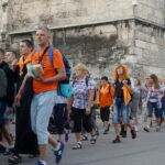 06.08.2017 Wiślica. Pielgrzymi wyruszyli z Wiślicy. / Kamil Włosowicz / Piesza pielgrzymka pod hasłem „Idźcie i głoście. Z Maryją niesiemy światu Chrystusa” wyruszyła z Wiślicy