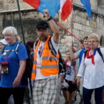 06.08.2017 Wiślica. Pielgrzymi wyruszyli z Wiślicy. / Kamil Włosowicz / Piesza pielgrzymka pod hasłem „Idźcie i głoście. Z Maryją niesiemy światu Chrystusa” wyruszyła z Wiślicy