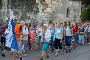 06.08.2017 Wiślica. Pielgrzymi wyruszyli z Wiślicy. / Kamil Włosowicz / Piesza pielgrzymka pod hasłem „Idźcie i głoście. Z Maryją niesiemy światu Chrystusa” wyruszyła z Wiślicy