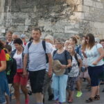 06.08.2017 Wiślica. Pielgrzymi wyruszyli z Wiślicy. / Kamil Włosowicz / Piesza pielgrzymka pod hasłem „Idźcie i głoście. Z Maryją niesiemy światu Chrystusa” wyruszyła z Wiślicy