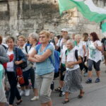 06.08.2017 Wiślica. Pielgrzymi wyruszyli z Wiślicy. / Kamil Włosowicz / Piesza pielgrzymka pod hasłem „Idźcie i głoście. Z Maryją niesiemy światu Chrystusa” wyruszyła z Wiślicy