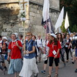 06.08.2017 Wiślica. Pielgrzymi wyruszyli z Wiślicy. / Kamil Włosowicz / Piesza pielgrzymka pod hasłem „Idźcie i głoście. Z Maryją niesiemy światu Chrystusa” wyruszyła z Wiślicy