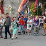 06.08.2017 Wiślica. Pielgrzymi wyruszyli z Wiślicy. / Kamil Włosowicz / Piesza pielgrzymka pod hasłem „Idźcie i głoście. Z Maryją niesiemy światu Chrystusa” wyruszyła z Wiślicy