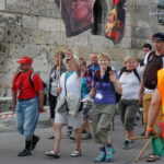 06.08.2017 Wiślica. Pielgrzymi wyruszyli z Wiślicy. / Kamil Włosowicz / Piesza pielgrzymka pod hasłem „Idźcie i głoście. Z Maryją niesiemy światu Chrystusa” wyruszyła z Wiślicy