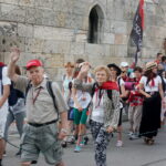 06.08.2017 Wiślica. Pielgrzymi wyruszyli z Wiślicy. / Kamil Włosowicz / Piesza pielgrzymka pod hasłem „Idźcie i głoście. Z Maryją niesiemy światu Chrystusa” wyruszyła z Wiślicy