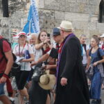 06.08.2017 Wiślica. Pielgrzymi wyruszyli z Wiślicy. / Kamil Włosowicz / Piesza pielgrzymka pod hasłem „Idźcie i głoście. Z Maryją niesiemy światu Chrystusa” wyruszyła z Wiślicy