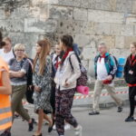 06.08.2017 Wiślica. Pielgrzymi wyruszyli z Wiślicy. / Kamil Włosowicz / Piesza pielgrzymka pod hasłem „Idźcie i głoście. Z Maryją niesiemy światu Chrystusa” wyruszyła z Wiślicy