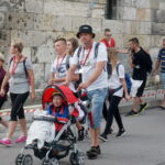 06.08.2017 Wiślica. Pielgrzymi wyruszyli z Wiślicy. / Kamil Włosowicz / Piesza pielgrzymka pod hasłem „Idźcie i głoście. Z Maryją niesiemy światu Chrystusa” wyruszyła z Wiślicy