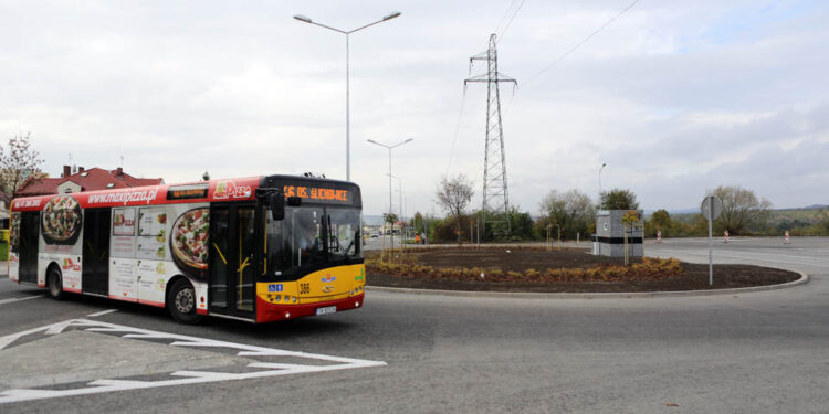 21.10.2014 Kielce. Zakończyła się budowa pętli autobusowej przy ul. Sikorskiego. / Wojciech Habdas - Radio Kielce / Autobus MPK