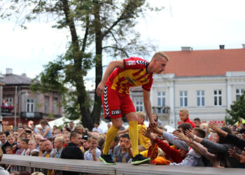 Prezentacja Korony na kieleckim Rynku. Mateusz Janiec / Wojciech Habdas - Radio Kielce / Prezentacja Korony na kieleckim Rynku. Mateusz Janiec