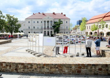 26.07.2017 Kielce. Wystawa fotografii na kieleckim Rynku przygotowana przez Towarzystwo Przyjaciół Starachowic. / Marzena Mąkosa - Radio Kielce / Rynek kielecki