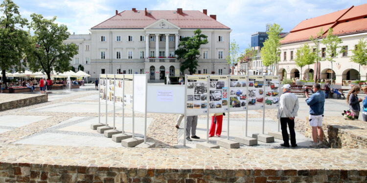 26.07.2017 Kielce. Wystawa fotografii na kieleckim Rynku przygotowana przez Towarzystwo Przyjaciół Starachowic. / Marzena Mąkosa - Radio Kielce / Rynek kielecki