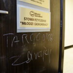 02.08.2017 Kielce. Obraźliwe napisy na drzwiach biura poselskiego PO. / Marzena Mąkosa - Radio Kielce / Napisy na drzwiach biura parlamentarnego Platformy Obywatelskiej w Kielcach