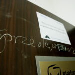 02.08.2017 Kielce. Obraźliwe napisy na drzwiach biura poselskiego PO. / Marzena Mąkosa - Radio Kielce / Napisy na drzwiach biura parlamentarnego Platformy Obywatelskiej w Kielcach