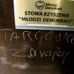 02.08.2017 Kielce. Obraźliwe napisy na drzwiach biura poselskiego PO. / Marzena Mąkosa - Radio Kielce / Napisy na drzwiach biura parlamentarnego Platformy Obywatelskiej w Kielcach