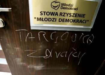 02.08.2017 Kielce. Obraźliwe napisy na drzwiach biura poselskiego PO. / Marzena Mąkosa - Radio Kielce / Napisy na drzwiach biura parlamentarnego Platformy Obywatelskiej w Kielcach