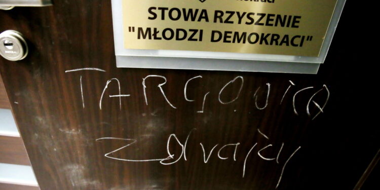 02.08.2017 Kielce. Obraźliwe napisy na drzwiach biura poselskiego PO. / Marzena Mąkosa - Radio Kielce / Napisy na drzwiach biura parlamentarnego Platformy Obywatelskiej w Kielcach