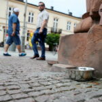02.08.2017 Kielce. Miski z wodą dla psów. / Marzena Mąkosa - Radio Kielce / Miski z wodą dla psów na skrzyżowaniu ulic Paderewskiego i Sienkiewicza przy Banku BGŻ