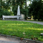02.08.2017 Kielce. Miski z wodą dla psów. / Marzena Mąkosa - Radio Kielce / Miski z wodą dla psów w Parku Miejskim przy pomniku Staszica
