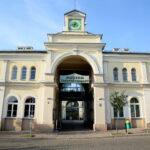 02.08.2017 Kielce. Miski z wodą dla psów. / Marzena Mąkosa - Radio Kielce / Miski z wodą dla psów przy Muzeum Zabawy i Zabawek