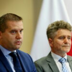 04.08.2017 Kielce. Konferencja prasowa. Podsumowanie pierwszych dni składania wniosków w ramach programu Rodzina 500 Plus. / Marzena Mąkosa - Radio Kielce / Burmistrz Chmielnika - Paweł Wójcik i Senator RP - Krzysztof Słoń