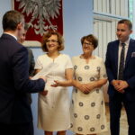 04.08.2017 Kielce. Wręczenie promes dla gmin i powiatów na inwestycje drogowe. / Marzena Mąkosa - Radio Kielce / Wręczenie promes dla starostwa kazimierskiego. Na zdjęciu : Michał Bucki - wicestarosta Powiatu Kazimierskiego, Wojewoda Świętokrzyski - Agata Wojtyszek, Poseł na sejm RP - Maria Zuba i Poseł na sejm RP - Michał Cieślak