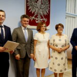 04.08.2017 Kielce. Wręczenie promes dla gmin i powiatów na inwestycje drogowe. / Marzena Mąkosa - Radio Kielce / Wręczenie promes dla starostwa kazimierskiego. Na zdjęciu : Michał Bucki - wicestarosta Powiatu Kazimierskiego, Senator RP - Krzysztof Słoń, Wojewoda Świętokrzyski - Agata Wojtyszek, Poseł na sejm RP - Maria Zuba i Poseł na sejm RP - Michał Cieślak