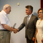 04.08.2017 Kielce. Wręczenie promes dla gmin i powiatów na inwestycje drogowe. / Marzena Mąkosa - Radio Kielce / Wręczenie promes dla starostwa kieleckiego. Na zdjęciu : Radny - Józef Szczepańczyk, Senator RP - Krzysztof Słoń i Wojewoda Świętokrzyski - Agata Wojtyszek