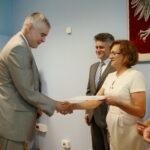 04.08.2017 Kielce. Wręczenie promes dla gmin i powiatów na inwestycje drogowe. / Marzena Mąkosa - Radio Kielce / Wręczenie promes dla powiatu staszowskiego. Na zdjęciu : wicestarosta staszowski - Tomasz Fąfara, Wojewoda Świętokrzyski - Agata Wojtyszek i Senator RP - Krzysztof Słoń