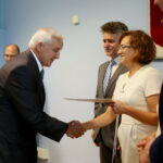 04.08.2017 Kielce. Wręczenie promes dla gmin i powiatów na inwestycje drogowe. / Marzena Mąkosa - Radio Kielce / Wręczenie promes dla Miasta i Gminy Busko-Zdrój. Na zdjęciu : Burmistrz Buska-Zdroju - Waldemar Sikora, Wojewoda Świętokrzyski - Agata Wojtyszek i Senator RP - Krzysztof Słoń