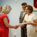 04.08.2017 Kielce. Wręczenie promes dla gmin i powiatów na inwestycje drogowe. / Marzena Mąkosa - Radio Kielce / Wręczenie promes dla Miasta i Gminy Działoszyce. Na zdjęciu : Sekretarz Miasta i Gminy w Działoszycach - Krystyna Ciszek, Senator RP - Krzysztof Słoń i Wojewoda Świętokrzyski - Agata Wojtyszek