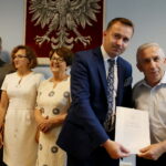 04.08.2017 Kielce. Wręczenie promes dla gmin i powiatów na inwestycje drogowe. / Marzena Mąkosa - Radio Kielce / Wręczenie promes dla Miasta i Gminy Kazimierza Wielka. Na zdjęciu : Burmistrz Kazimierzy Wielkiej - Adam Bodzioch, Senator RP - Krzysztof Słoń i Wojewoda Świętokrzyski - Agata Wojtyszek