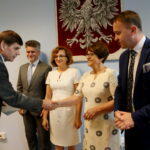 04.08.2017 Kielce. Wręczenie promes dla gmin i powiatów na inwestycje drogowe. / Marzena Mąkosa - Radio Kielce / Wręczenie promes dla Miasta i Gminy Opatów. Na zdjęciu : Burmistrz Opatowa - Andrzej Chaniecki, Senator RP - Krzysztof Słoń, Wojewoda Świętokrzyski - Agata Wojtyszek, Poseł na sejm RP - Maria Zuba i Poseł na sejm RP - Michał Cieślak