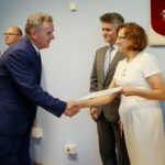 04.08.2017 Kielce. Wręczenie promes dla gmin i powiatów na inwestycje drogowe. / Marzena Mąkosa - Radio Kielce / Wręczenie promes dla Miasta i Gminy Pińczów. Na zdjęciu : Burmistrz Pińczowa - Włodzimierz Badurak, Senator RP - Krzysztof Słoń i Wojewoda Świętokrzyski - Agata Wojtyszek