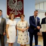 04.08.2017 Kielce. Wręczenie promes dla gmin i powiatów na inwestycje drogowe. / Marzena Mąkosa - Radio Kielce / Wręczenie promes dla Miasta i Gminy Pińczów. Na zdjęciu : Senator RP - Krzysztof Słoń, Wojewoda Świętokrzyski - Agata Wojtyszek, Poseł na sejm RP - Maria Zuba, Poseł na sejm RP - Michał Cieślak i Burmistrz Pińczowa - Włodzimierz Badurak