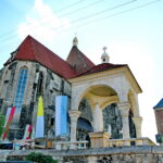 05.08.2017 Wiślica. Msza otwarcia 36. pieszej kieleckiej pielgrzymki pod przewodnictwem biskupa kieleckiego Jana Piotrowskiego. / Marzena Mąkosa - Radio Kielce / Parafia rzymskokatolicka Narodzenia NMP w Wiślicy