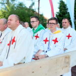 05.08.2017 Wiślica. Msza otwarcia 36. pieszej kieleckiej pielgrzymki pod przewodnictwem biskupa kieleckiego Jana Piotrowskiego. / Marzena Mąkosa - Radio Kielce / Otwarcie 36. pieszej kieleckiej pielgrzymki w Wiślicy. Przewodnicy grup kieleckiej Pielgrzymki