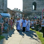 05.08.2017 Wiślica. Msza otwarcia 36. pieszej kieleckiej pielgrzymki pod przewodnictwem biskupa kieleckiego Jana Piotrowskiego. / Marzena Mąkosa - Radio Kielce / Otwarcie 36. pieszej kieleckiej pielgrzymki w Wiślicy. Procesja