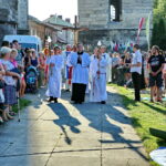 05.08.2017 Wiślica. Msza otwarcia 36. pieszej kieleckiej pielgrzymki pod przewodnictwem biskupa kieleckiego Jana Piotrowskiego. / Marzena Mąkosa - Radio Kielce / Otwarcie 36. pieszej kieleckiej pielgrzymki w Wiślicy. Procesja