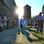 05.08.2017 Wiślica. Msza otwarcia 36. pieszej kieleckiej pielgrzymki pod przewodnictwem biskupa kieleckiego Jana Piotrowskiego. / Marzena Mąkosa - Radio Kielce / Otwarcie 36. pieszej kieleckiej pielgrzymki w Wiślicy. Procesja