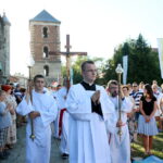 05.08.2017 Wiślica. Msza otwarcia 36. pieszej kieleckiej pielgrzymki pod przewodnictwem biskupa kieleckiego Jana Piotrowskiego. / Marzena Mąkosa - Radio Kielce / Otwarcie 36. pieszej kieleckiej pielgrzymki w Wiślicy. Procesja