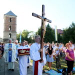 05.08.2017 Wiślica. Msza otwarcia 36. pieszej kieleckiej pielgrzymki pod przewodnictwem biskupa kieleckiego Jana Piotrowskiego. / Marzena Mąkosa - Radio Kielce / Otwarcie 36. pieszej kieleckiej pielgrzymki w Wiślicy. Procesja