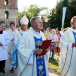 05.08.2017 Wiślica. Msza otwarcia 36. pieszej kieleckiej pielgrzymki pod przewodnictwem biskupa kieleckiego Jana Piotrowskiego. / Marzena Mąkosa - Radio Kielce / Otwarcie 36. pieszej kieleckiej pielgrzymki w Wiślicy