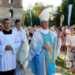 05.08.2017 Wiślica. Msza otwarcia 36. pieszej kieleckiej pielgrzymki pod przewodnictwem biskupa kieleckiego Jana Piotrowskiego. / Marzena Mąkosa - Radio Kielce / Otwarcie 36. pieszej kieleckiej pielgrzymki w Wiślicy. Biskup kieleckiJan Piotrowski