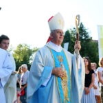 05.08.2017 Wiślica. Msza otwarcia 36. pieszej kieleckiej pielgrzymki pod przewodnictwem biskupa kieleckiego Jana Piotrowskiego. / Marzena Mąkosa - Radio Kielce / Otwarcie 36. pieszej kieleckiej pielgrzymki w Wiślicy. Biskup kieleckiJan Piotrowski