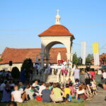 05.08.2017 Wiślica. Msza otwarcia 36. pieszej kieleckiej pielgrzymki pod przewodnictwem biskupa kieleckiego Jana Piotrowskiego. / Marzena Mąkosa - Radio Kielce / Otwarcie 36. pieszej kieleckiej pielgrzymki w Wiślicy