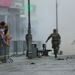 06.08.2017 Kielce. Rekonstrukcja pod Hotelem Bristol. / Marzena Mąkosa - Radio Kielce / W trakcie rekonstrukcji zapaliła się maszyna do robienia dymu